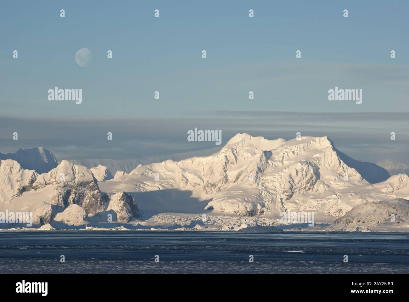 Niedriger antarktischer Berg, auf dem der Mond zu sehen ist. Stockfoto