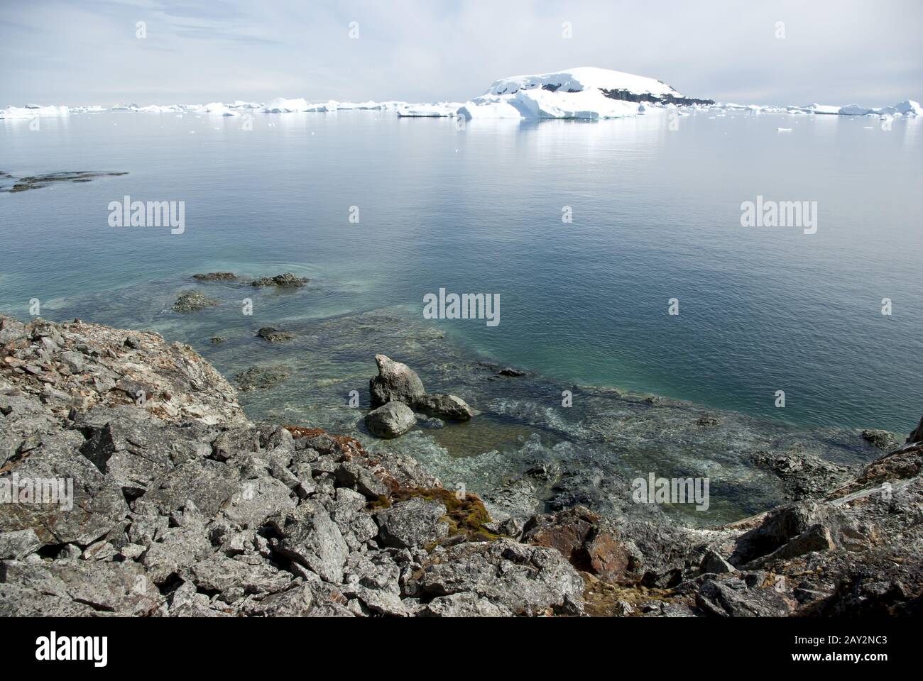Streifen Sie Gezeiten, wenn die Flut Antarktis Sommer. Stockfoto
