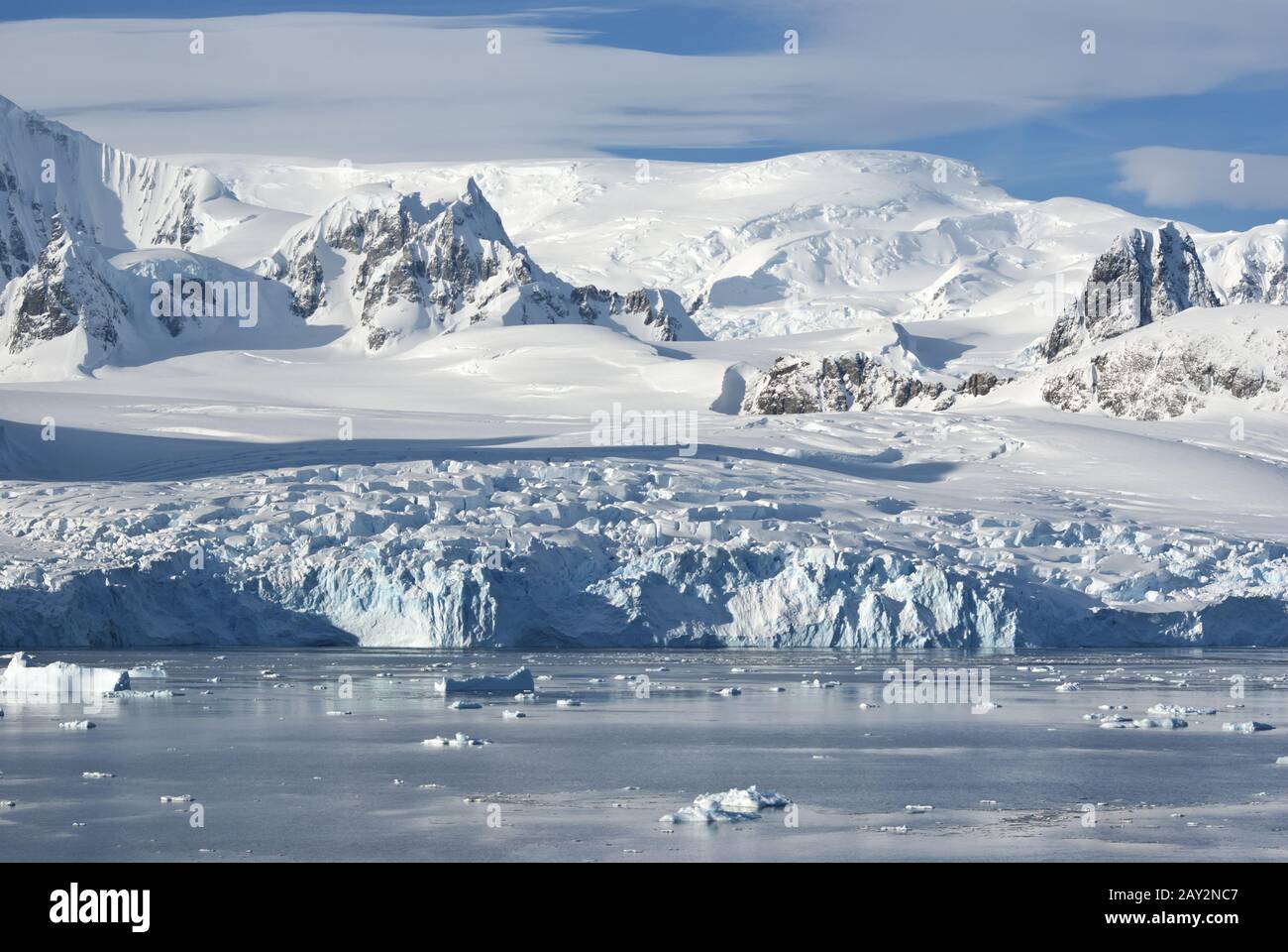 Die Gletscher an der Küste der westantarktischen Halbinsel an einem Sommernachmittag. Stockfoto