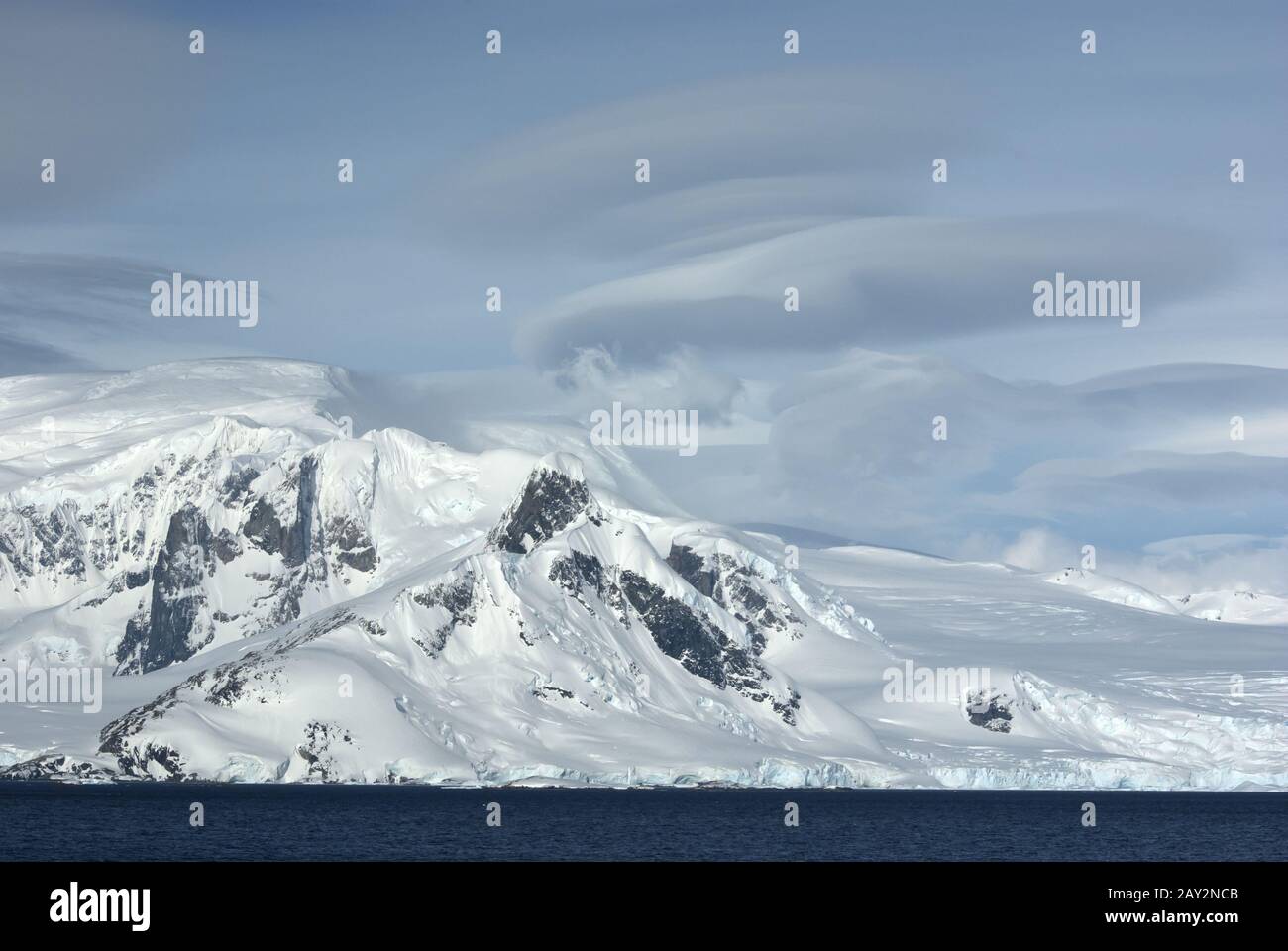 Berge der westantarktischen Halbinsel an trübem Tag. Stockfoto