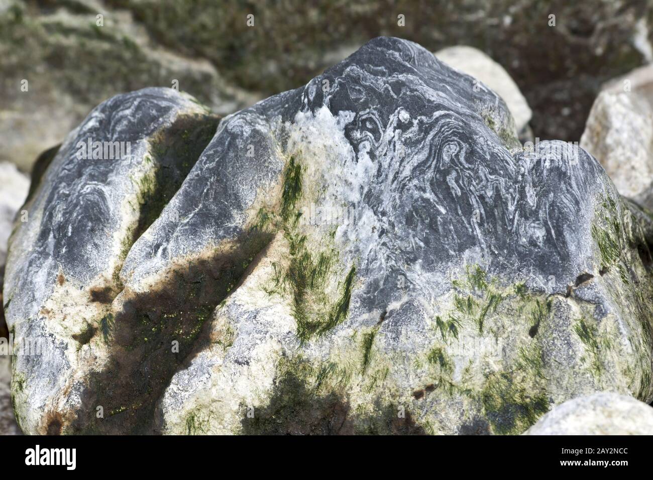 Schöner Stein mit einem Wellenmuster der Antarktischen Straße. Stockfoto
