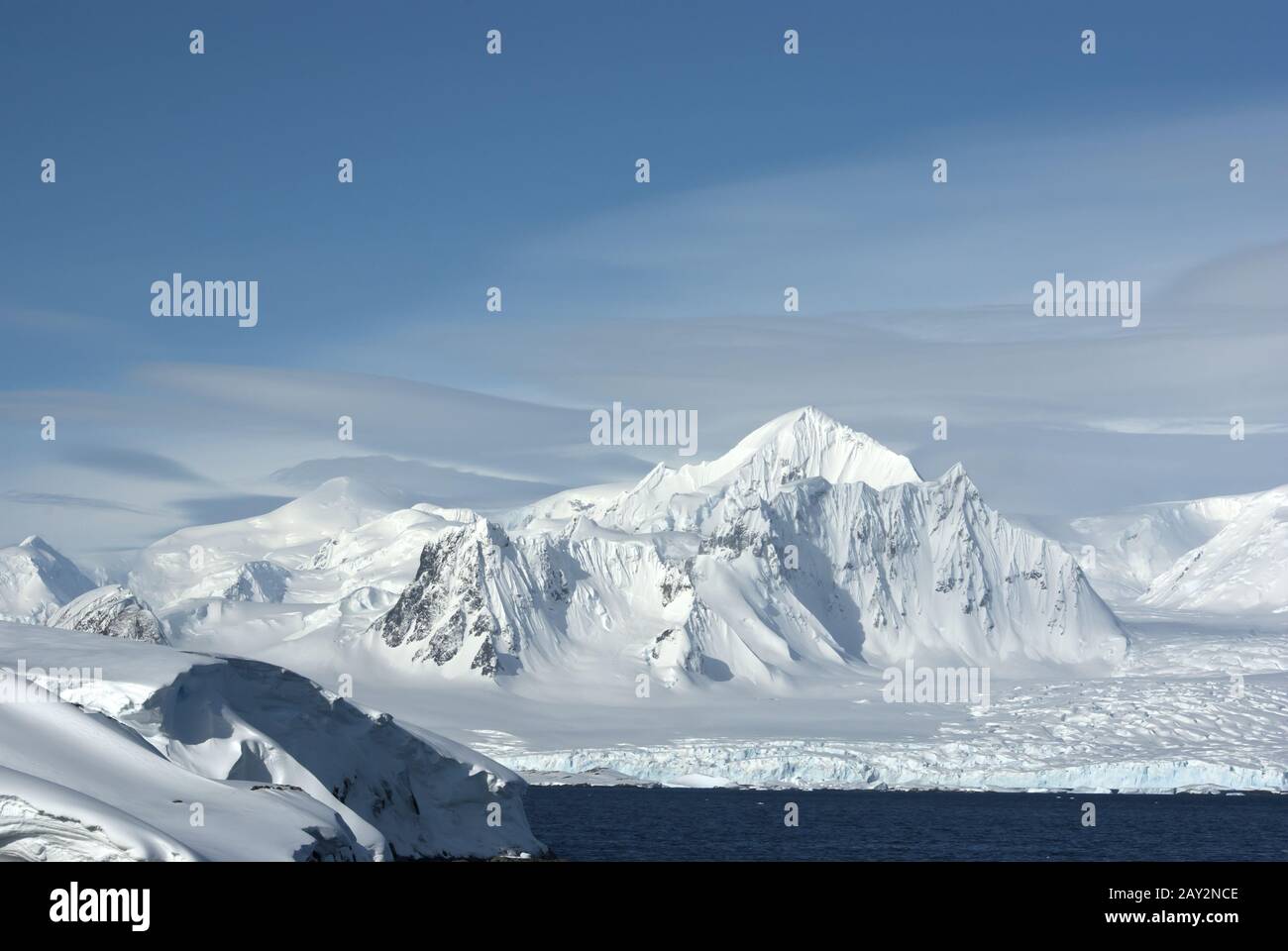 Shackleton Mountain im Westen der Antarktischen Halbinsel an einem bewölkten Tag. Stockfoto