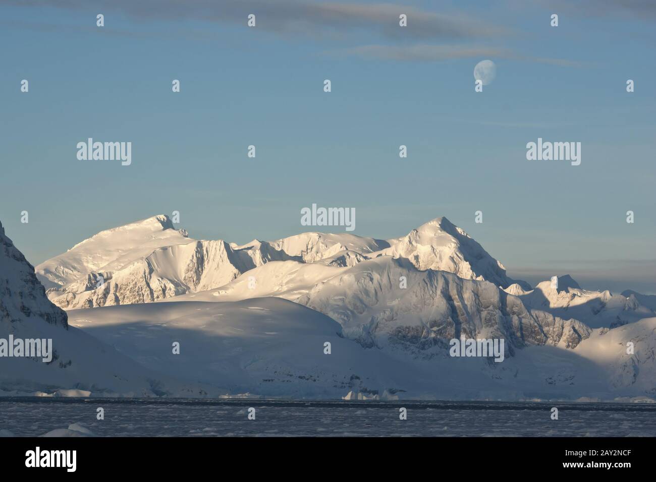 Antarktische Berge unter dem Mondschein an einem Tag. Stockfoto