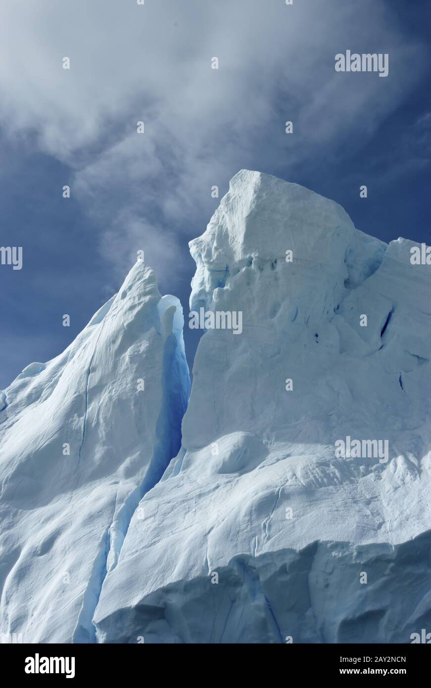 Spitze eines Eisbergs gegen einen blauen Himmel Antarktis Sommer. Stockfoto