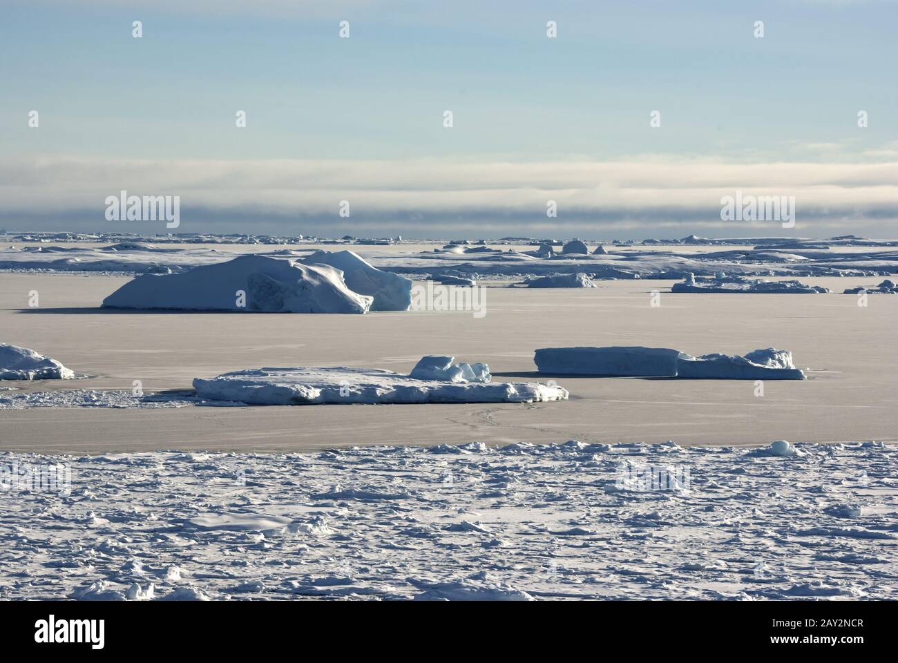 Straße zwischen den Inseln des antarktischen eisbedeckten und schugoigen Winters. Stockfoto