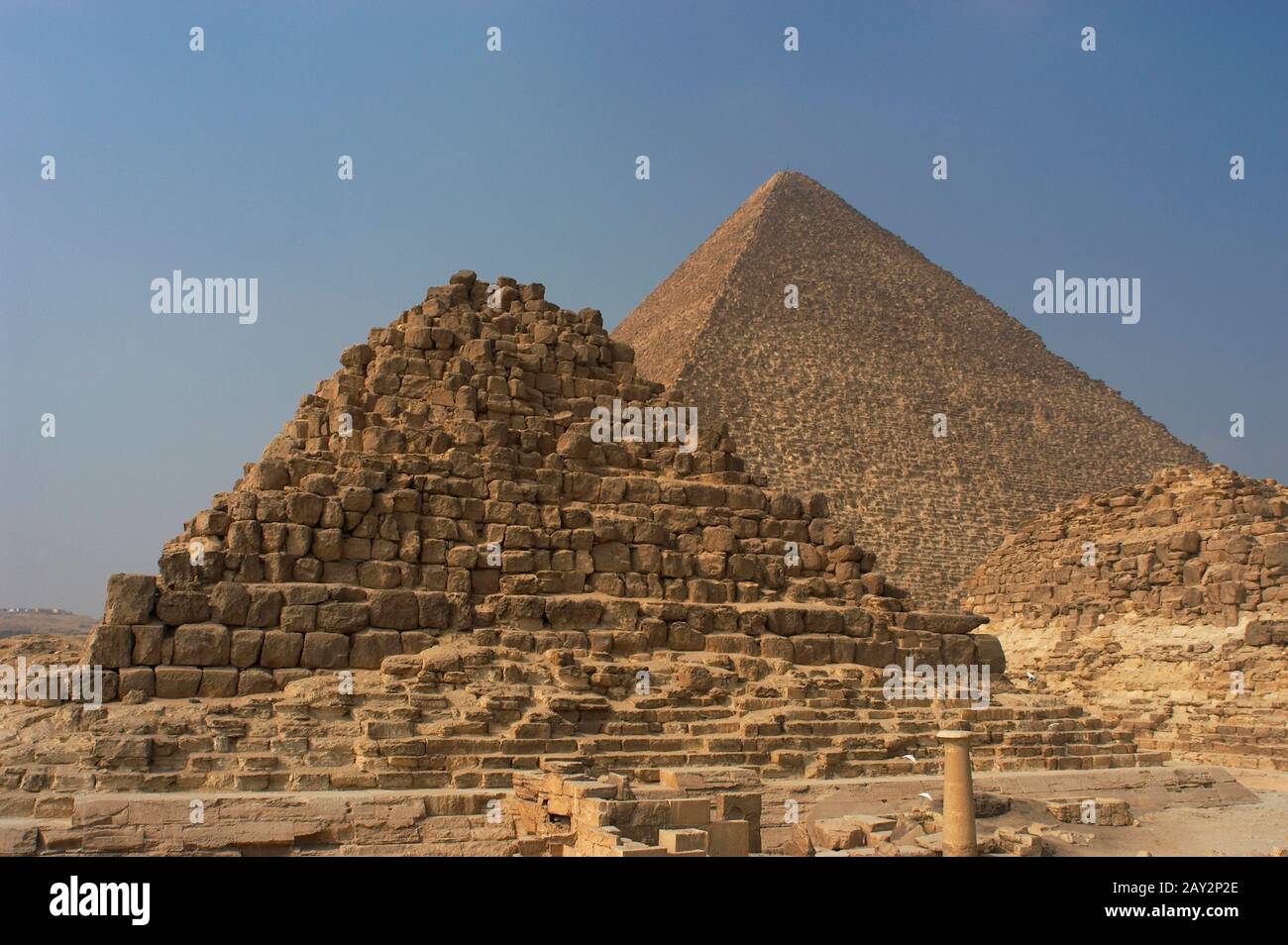 Altes Königreich Ägypten. Pyramide der zweiten oder dritten Frau von pharao Khufu, Henutsen. (G1c). Dynastie. Im Hintergrund die Pyramide von Khufu oder Große Pyramide. Giza-Pyramidenkomplex. Stockfoto