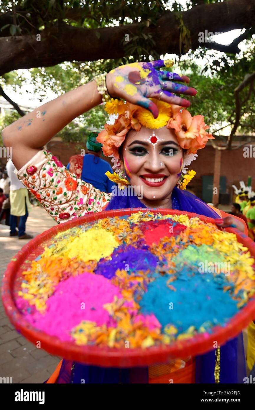 Dhaka, Bangladesch. Februar 2019. Eine junge Frau posiert mit einem Tablett farbigem Pulver auf der Hand während des Pahela Falgun Festivals in Dhaka, Bangladesch, 14. Februar 2019. Bangladeschische Menschen feierten am Freitag Pahela Falgun und läuteten damit die Ankunft des Frühlings ein. Kredit: Str/Xinhua/Alamy Live News Stockfoto