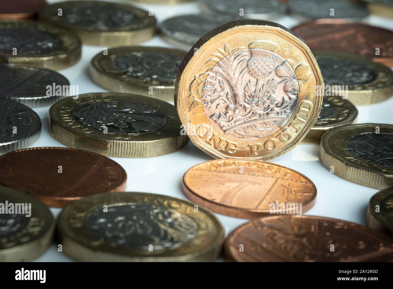 Pound-Münze auf dem Hintergrund der britischen Münzen, Sparungen oder Budgetkonzept Stockfoto