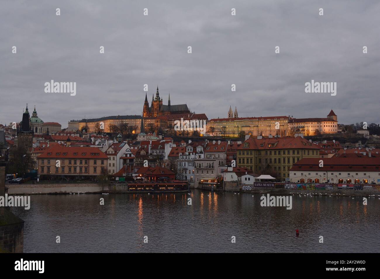 Prag, Tschechien - beleuchtete hradschin - Schloss mit dem Veitsdom Stockfoto