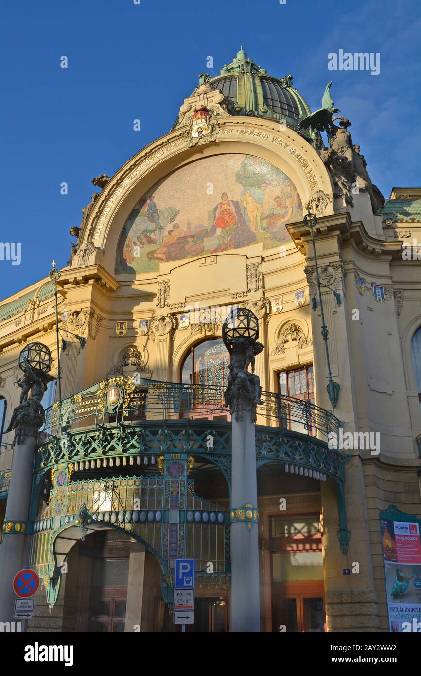 Prag, Tschechien - 3. Dezember 2015: Reich dekoriertes Gemeindehaus alias Obecni Dum auf dem Platz der Republik mit Fresko Stockfoto