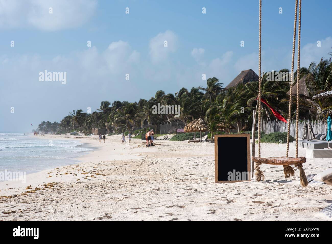 Leere Tafel an einem wunderschönen karibischen Strand in Tulum Mexico. Perfekt für deine Werbeanzeige. Stockfoto