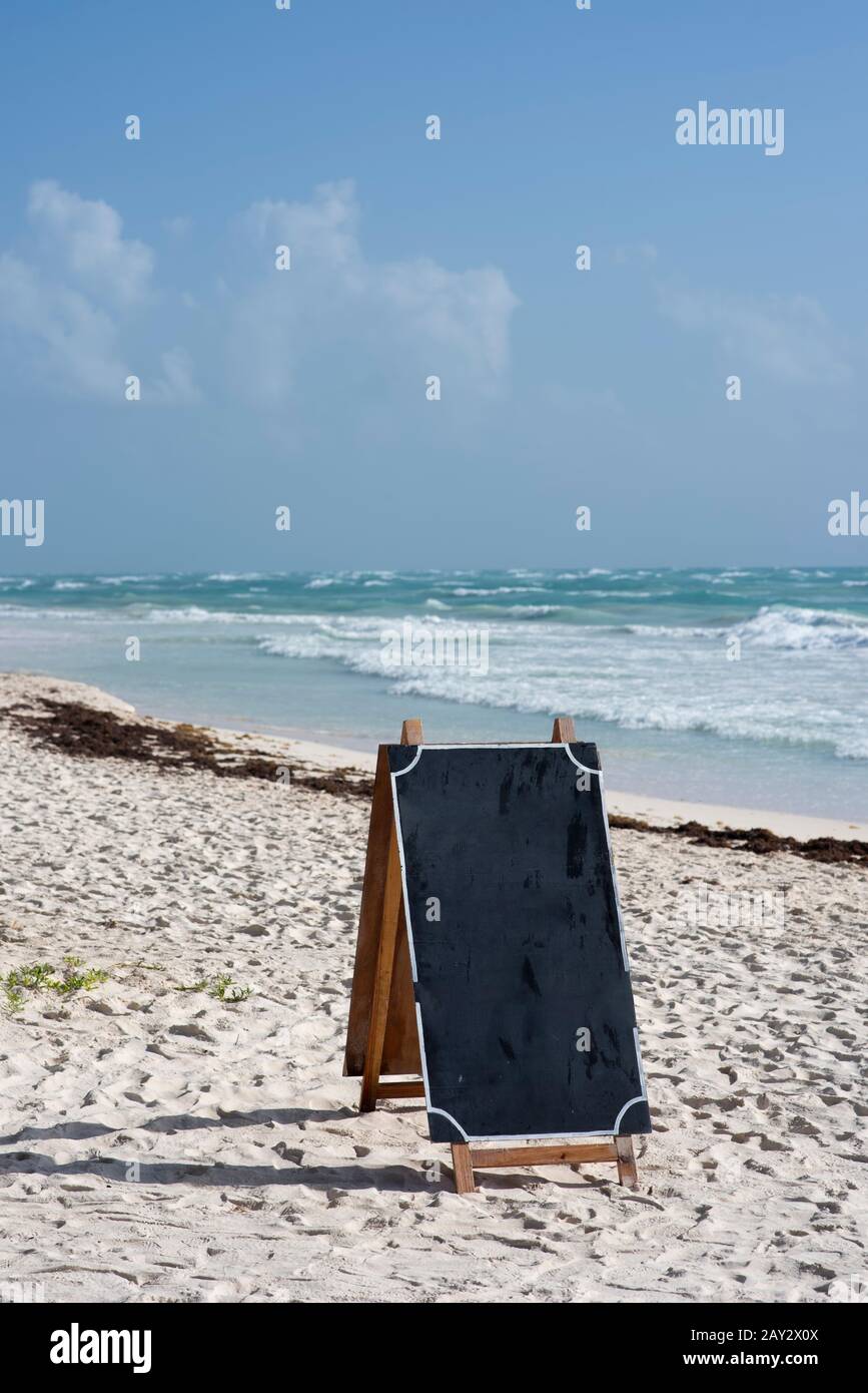 Leere Tafel an einem wunderschönen karibischen Strand in Tulum Mexico. Perfekt für deine Werbeanzeige. Stockfoto