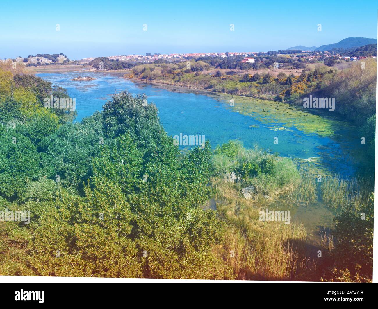 Malerische Wildnis, schöner See. Bodenschätze Marisma de Joyel. Kantabrien, Spanien, Europa Stockfoto