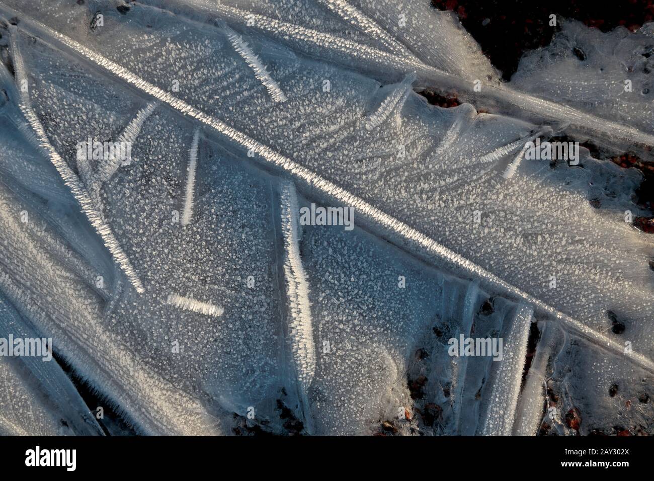 Verschiedene Eisfiguren auf gefrorenem Boden mitten im Winter Stockfoto