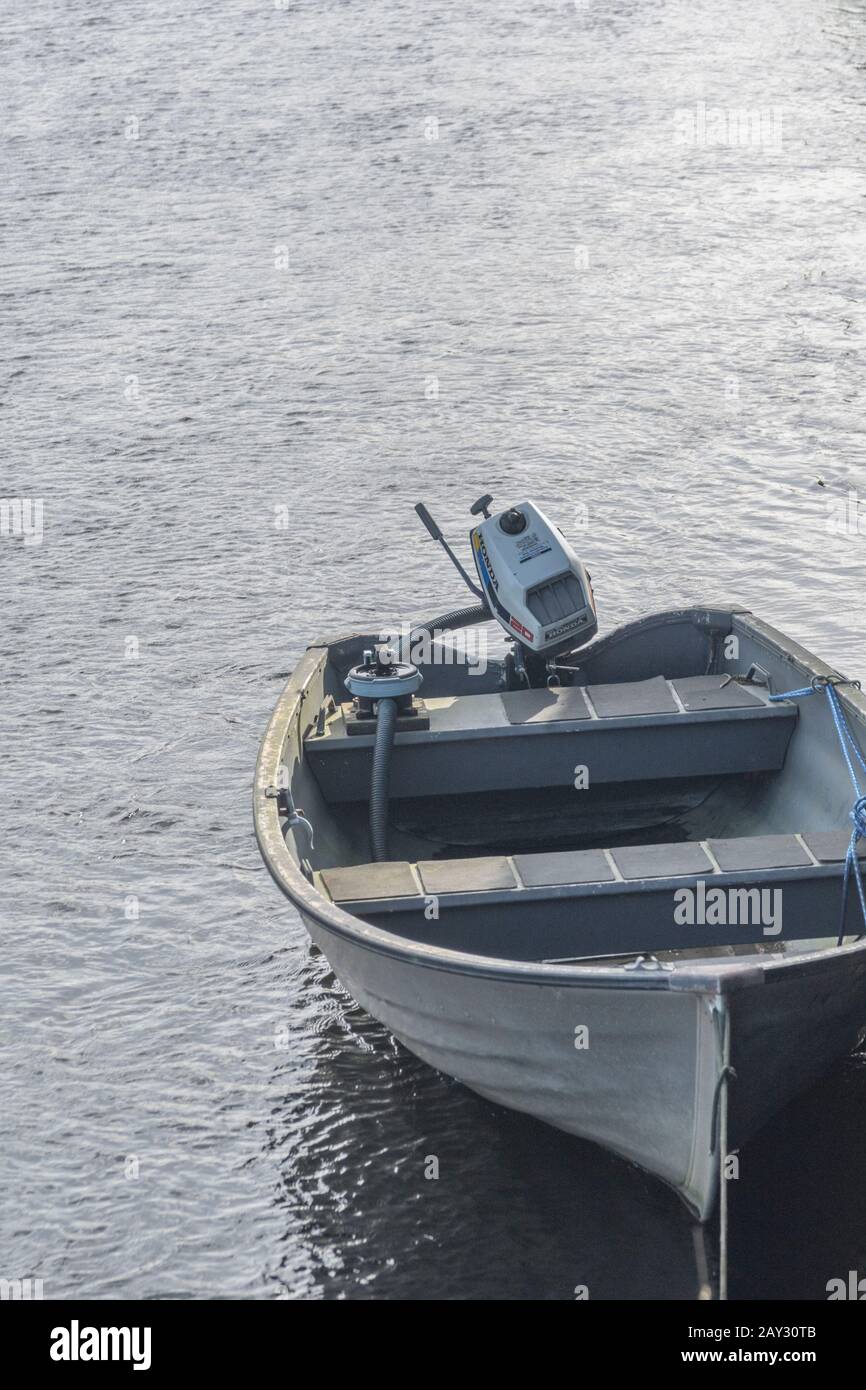 Kleines Motorboot auf dem Fluss Fowey in Lostwithiel, Cornwall. Motor ist eine kleine Honda Außenbordmarke, aber Modell unbekannt. Stockfoto