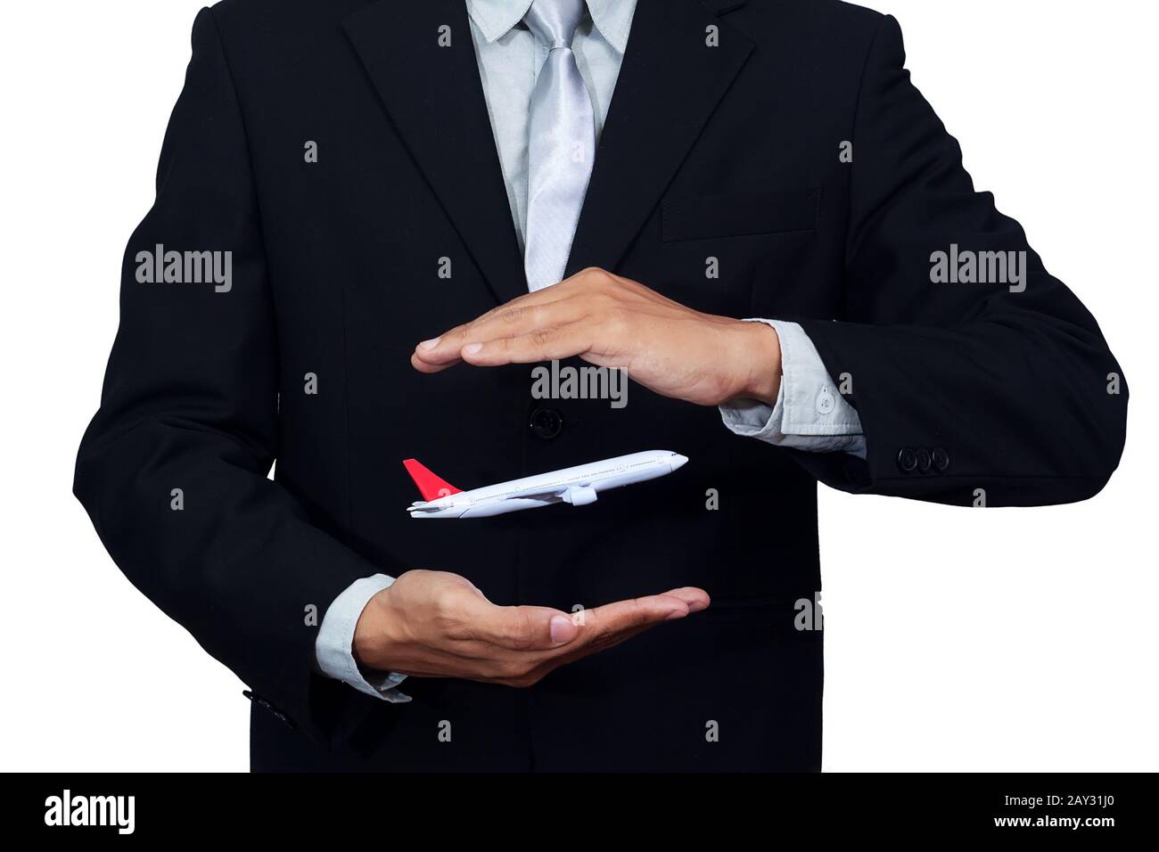 Flug in der Hand des Geschäftsmannes, isoliert auf weißem Hintergrund mit Clipping-Pfad. Geschäft der Reise- und Transportbranche Stockfoto