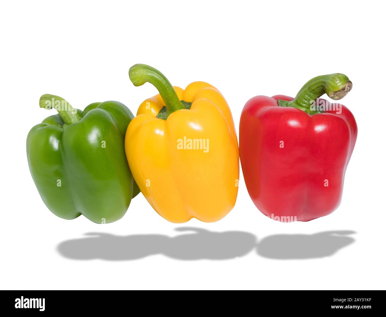 Frischer grüner, roter und gelber Paprikaschrot, isoliert auf weißem Hintergrund mit Schatten, Clipping-Pfad inbegriffen. Studio Shot Stockfoto