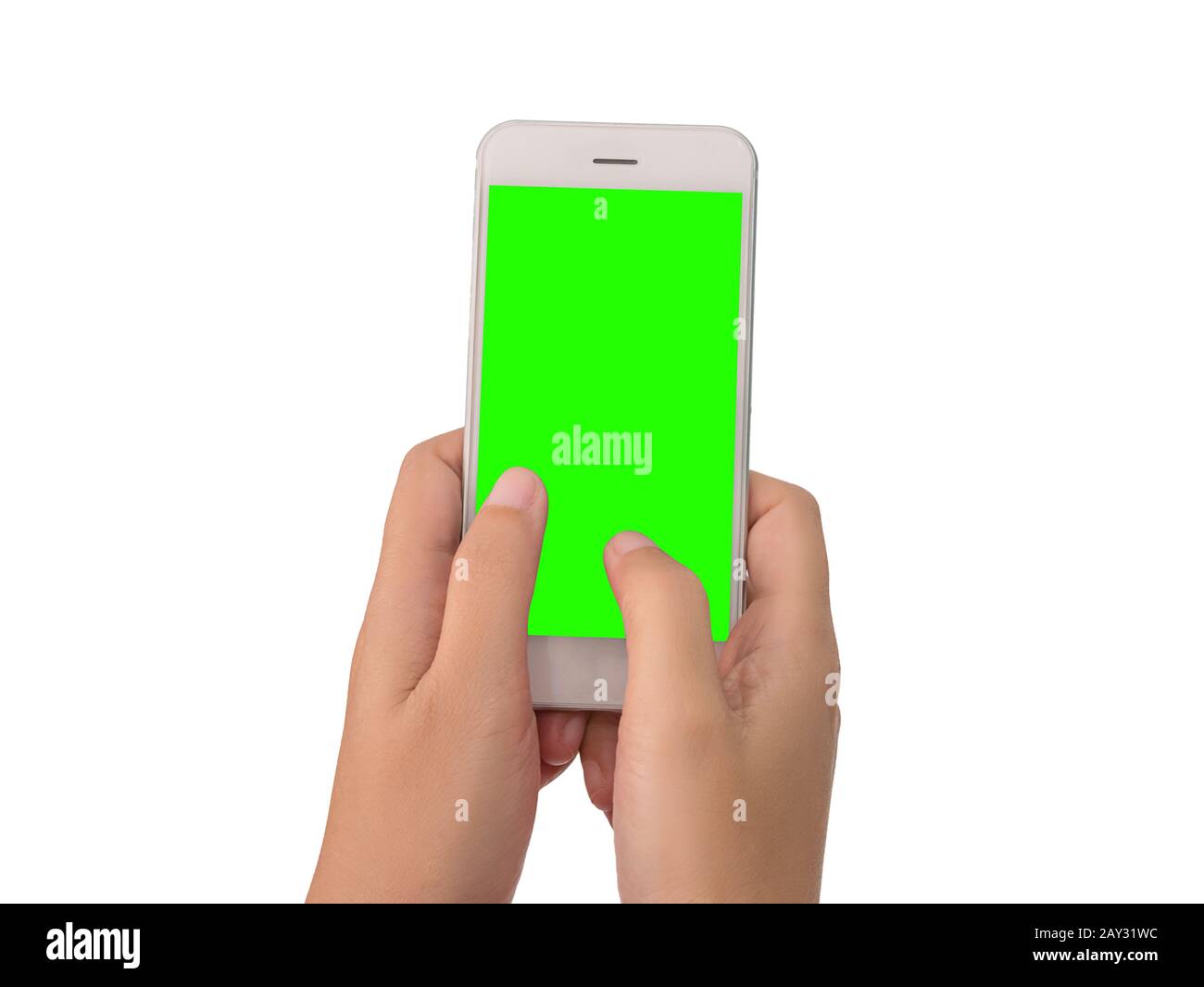 Frau sendet Text auf Handy mit grünem, auf weißem Hintergrund isoliertem Bildschirm mit Beschneidungspfad. Frauen halten ein modernes Smartphone und tippen w Stockfoto