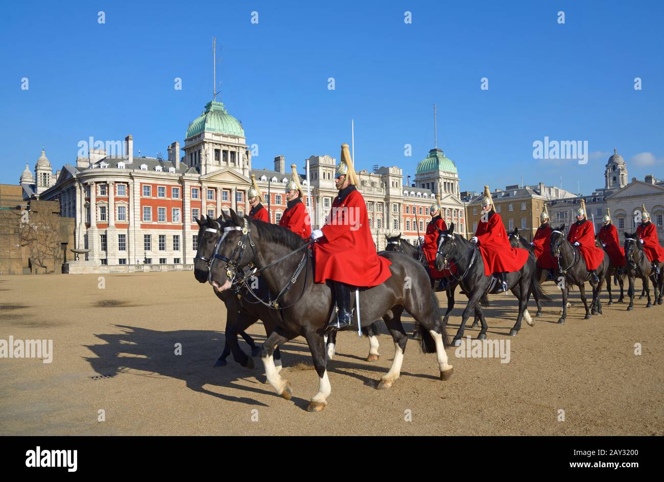 London, England, Großbritannien. 11:00 Uhr täglicher Wachwechsel bei der Parade der Pferdegarde. Rettungswachen (Hauskavalar) Stockfoto