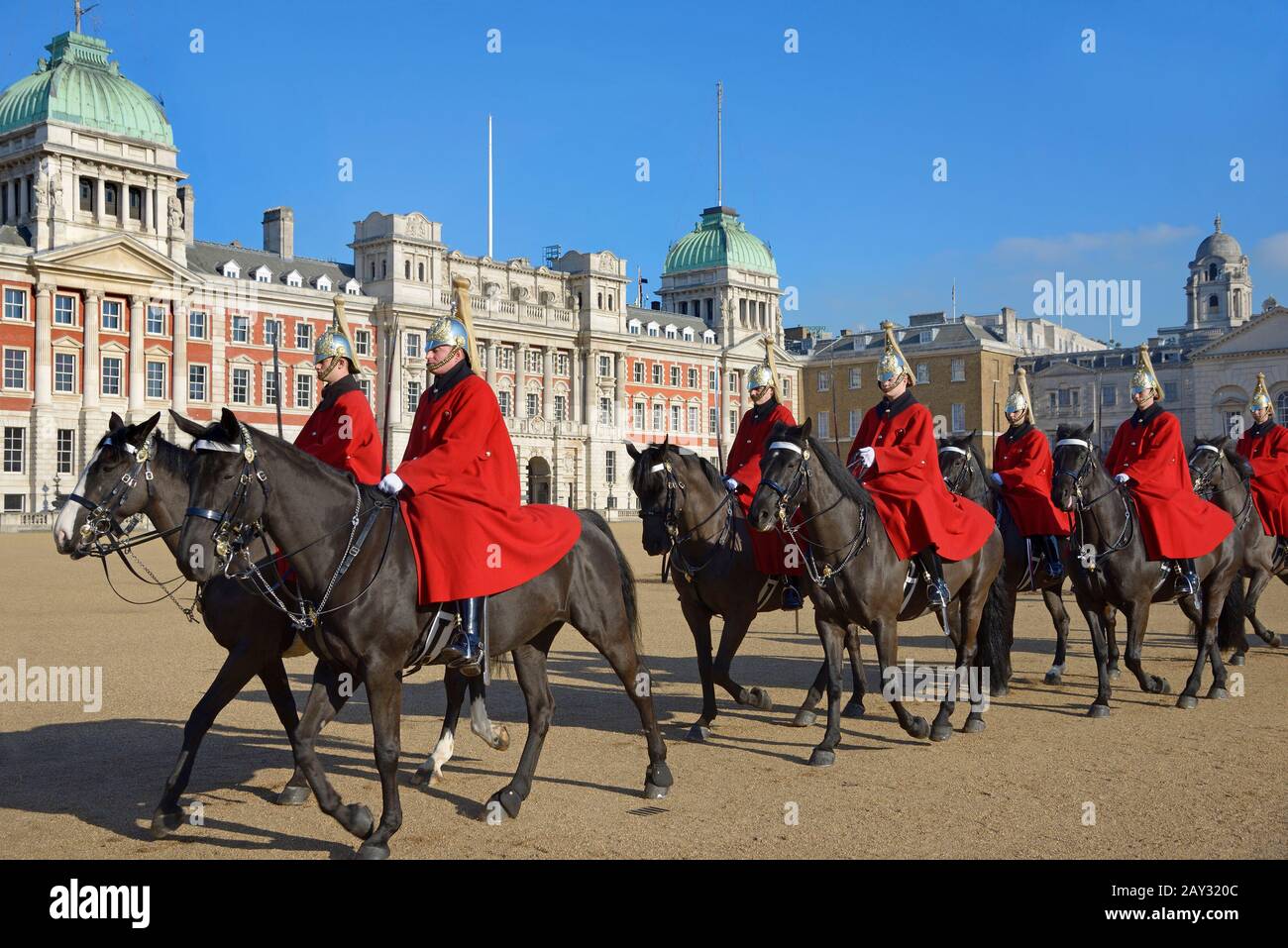 London, England, Großbritannien. 11:00 Uhr täglicher Wachwechsel bei der Parade der Pferdegarde. Rettungswachen (Hauskavalar) Stockfoto