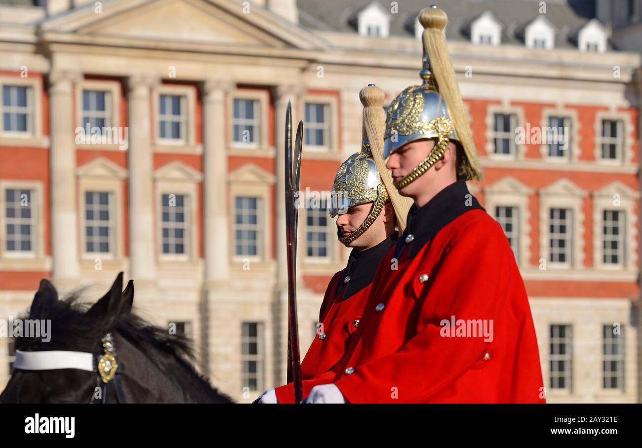 London, England, Großbritannien. 11:00 Uhr täglicher Wachwechsel in der Horse Guards Parade. Rettungsschwimmer (Haushaltskavallerie) Stockfoto