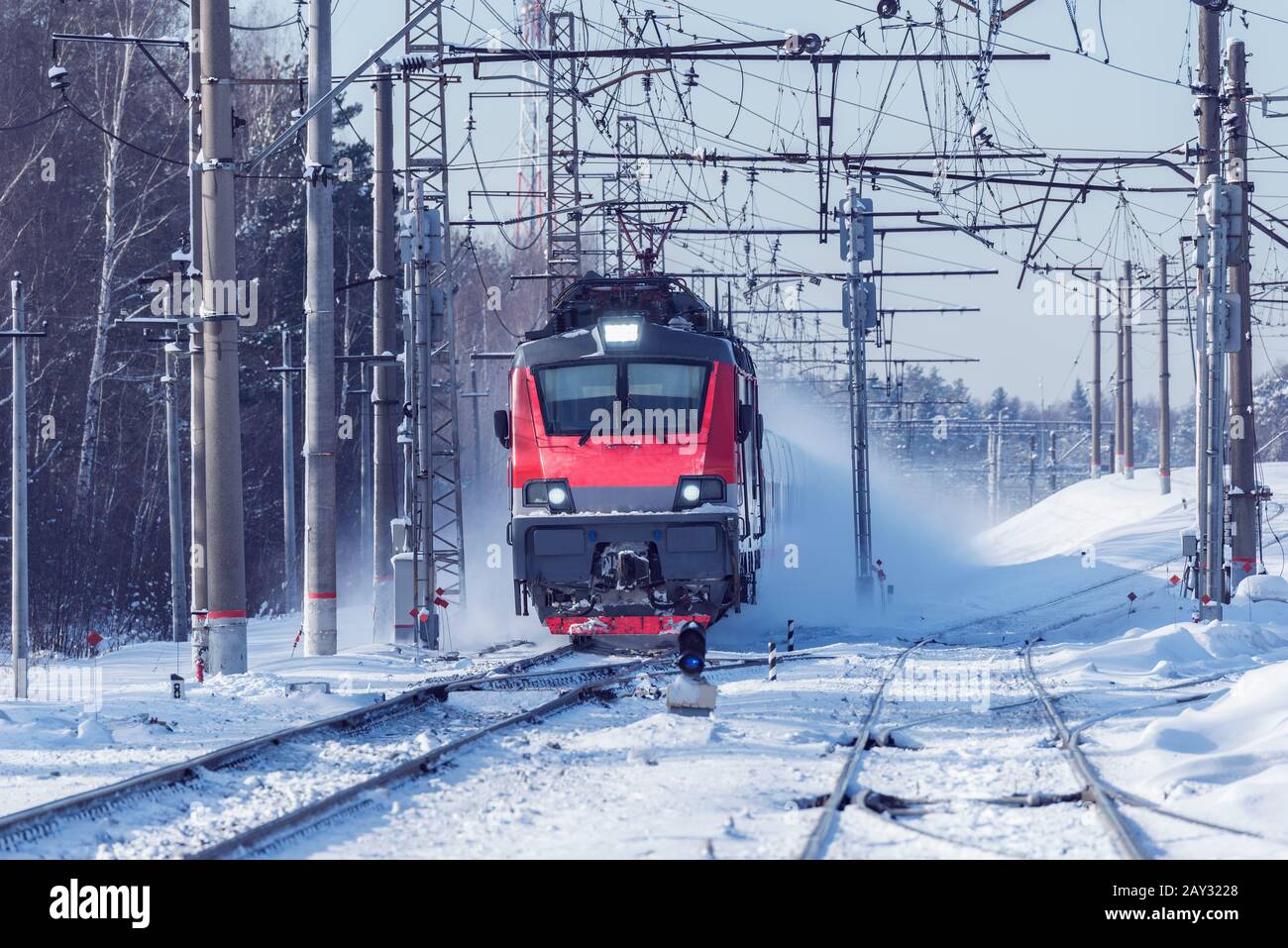 Hochgeschwindigkeitszug fährt zum Wintertag zum Bahnhof. Stockfoto