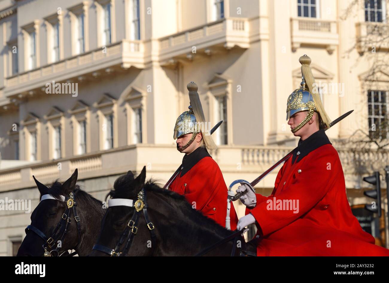 London, England, Großbritannien. 11:00 Uhr täglicher Wachwechsel in der Horse Guards Parade. Life Guards (Haushalts-Kavallerie), die wieder die Mall runter fahren Stockfoto