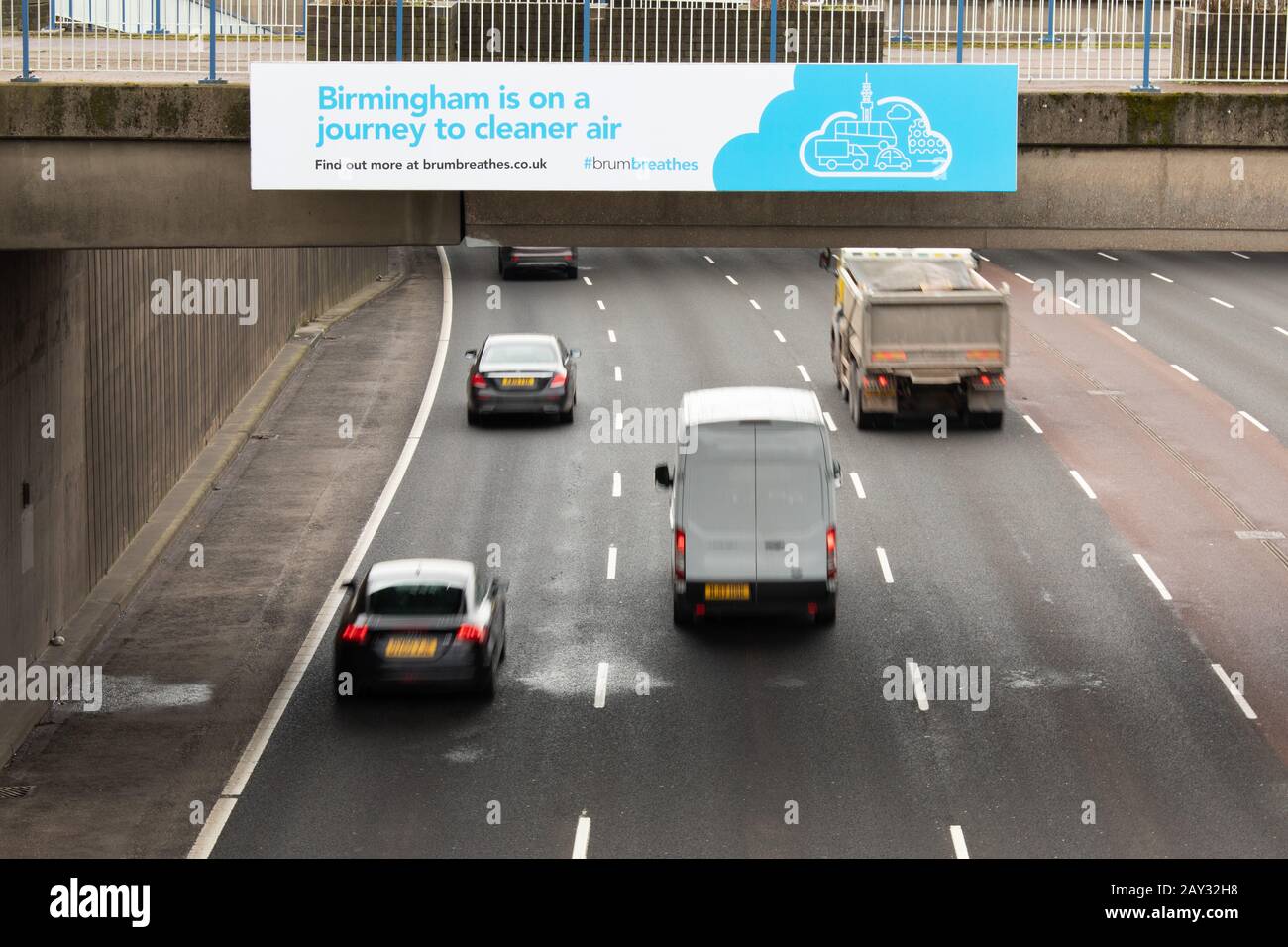 Auf dem Aston Express Way, der ins Zentrum von Birmingham führt, wird ein Brumatematmungsschild angezeigt. Birmingham wird ab Sommer 2020 eine saubere Luftzone betreiben. Stockfoto