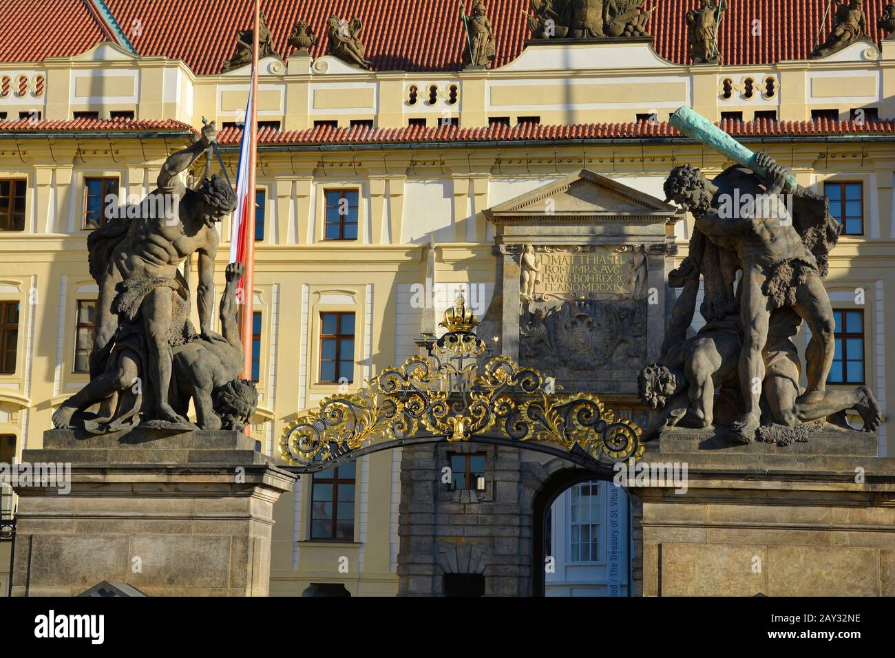 Prag, Tschechien - Skulpturen am Eingang der Prager Burg - alias Hradschin Stockfoto