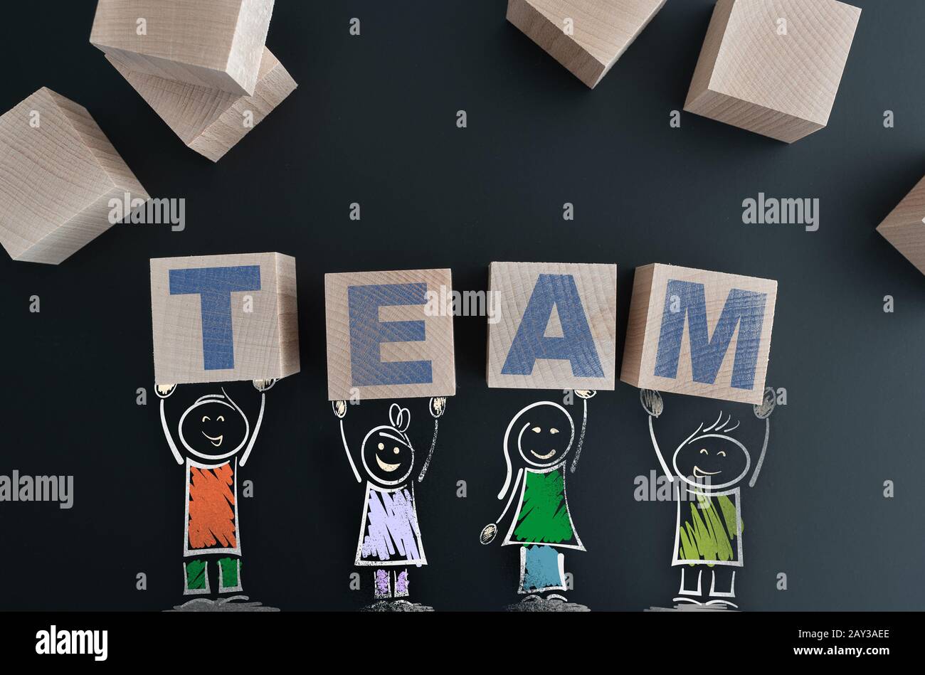Teamwork-Konzept mit Stabfiguren, die Holzblöcke mit WORTTEAM halten Stockfoto