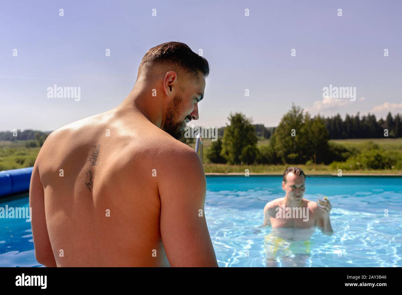 Mann am Pool Stockfoto