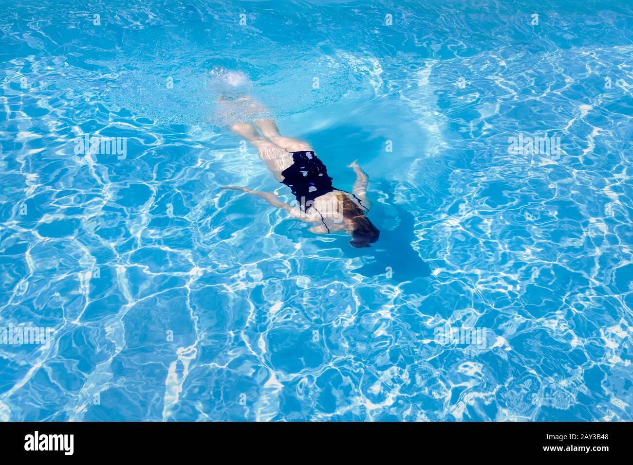 Frau schwimmend im Schwimmbad Stockfoto