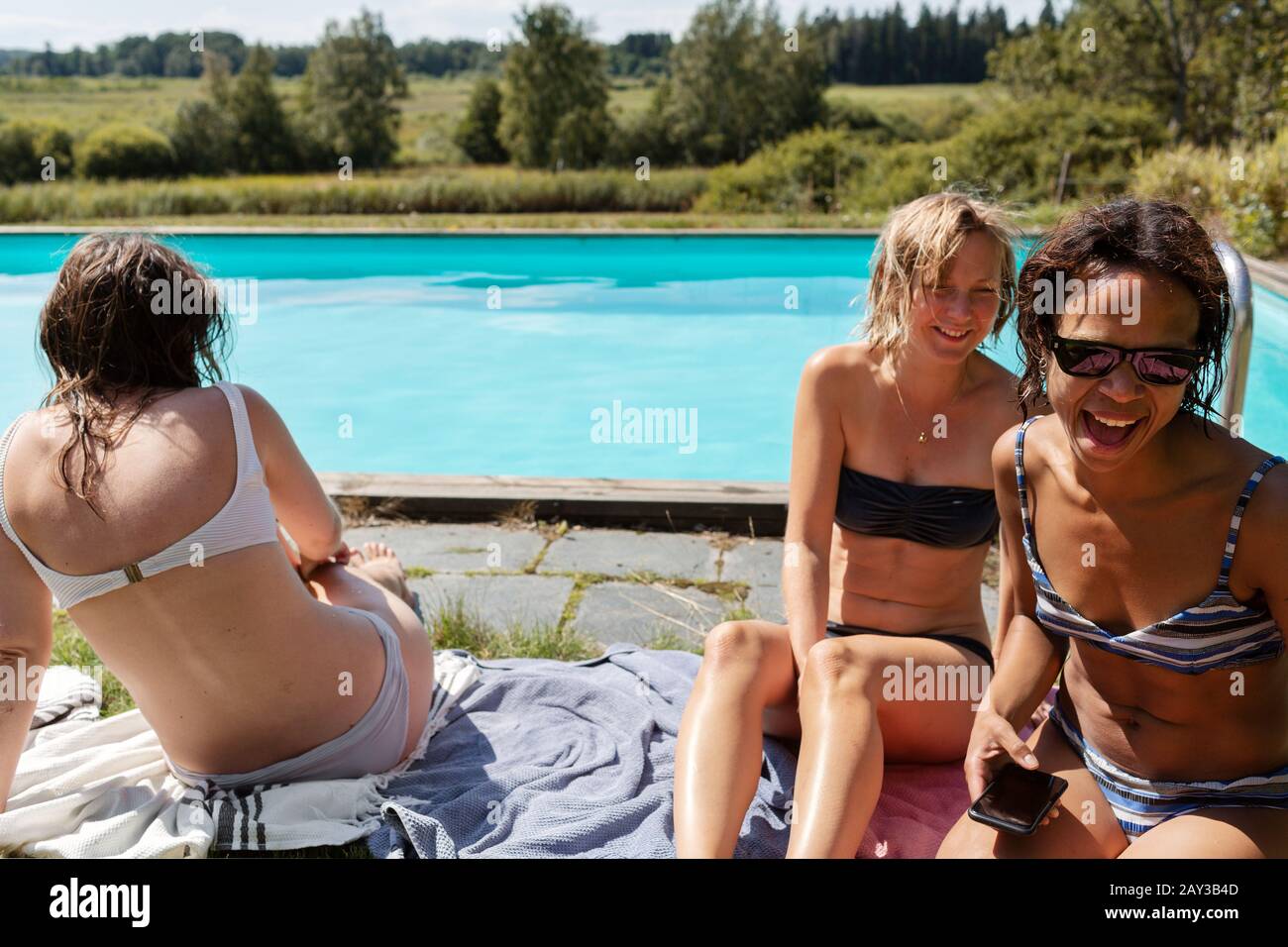 Glückliche Frauen im Schwimmbad Stockfoto