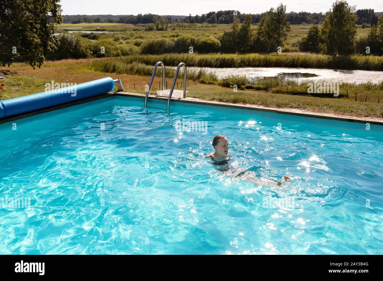 Frau schwimmend im Schwimmbad Stockfoto