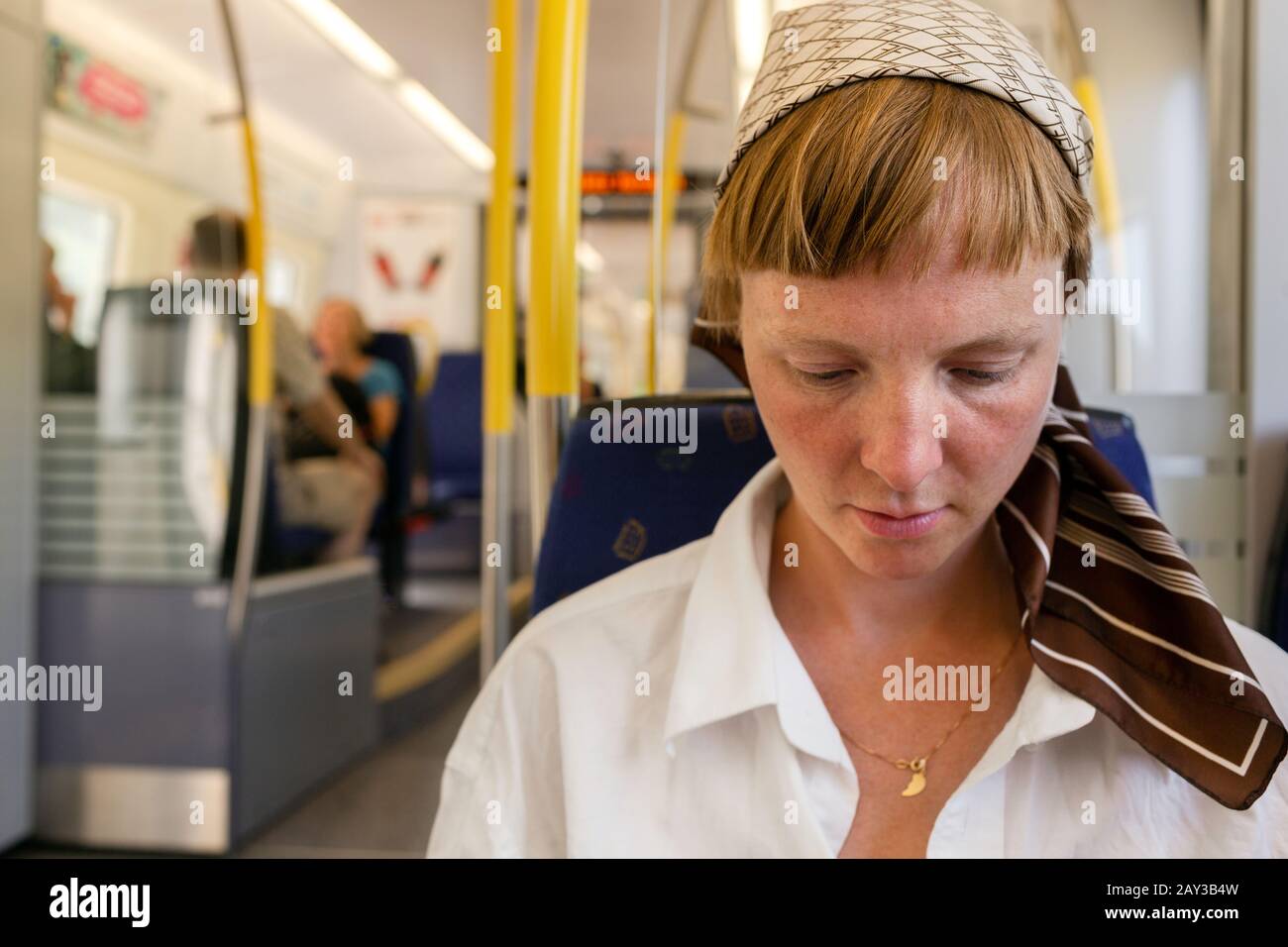 Frau sitzt im Bus Stockfoto