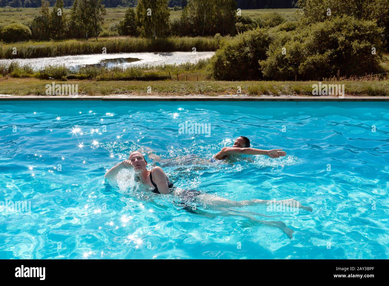 Frauen schwimmen im Schwimmbad Stockfoto
