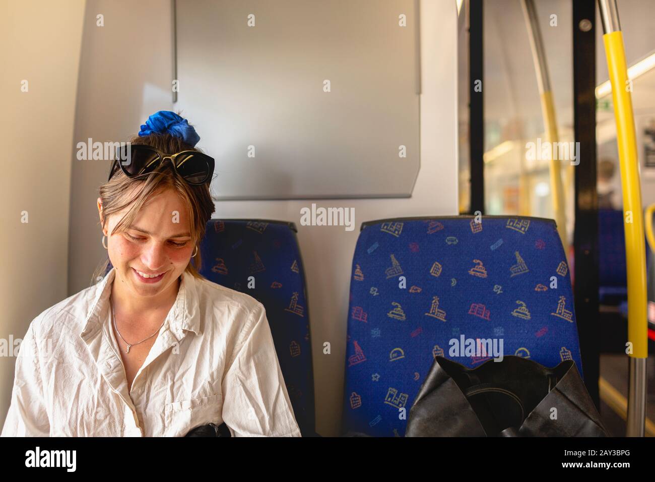 Frau sitzt im Bus Stockfoto