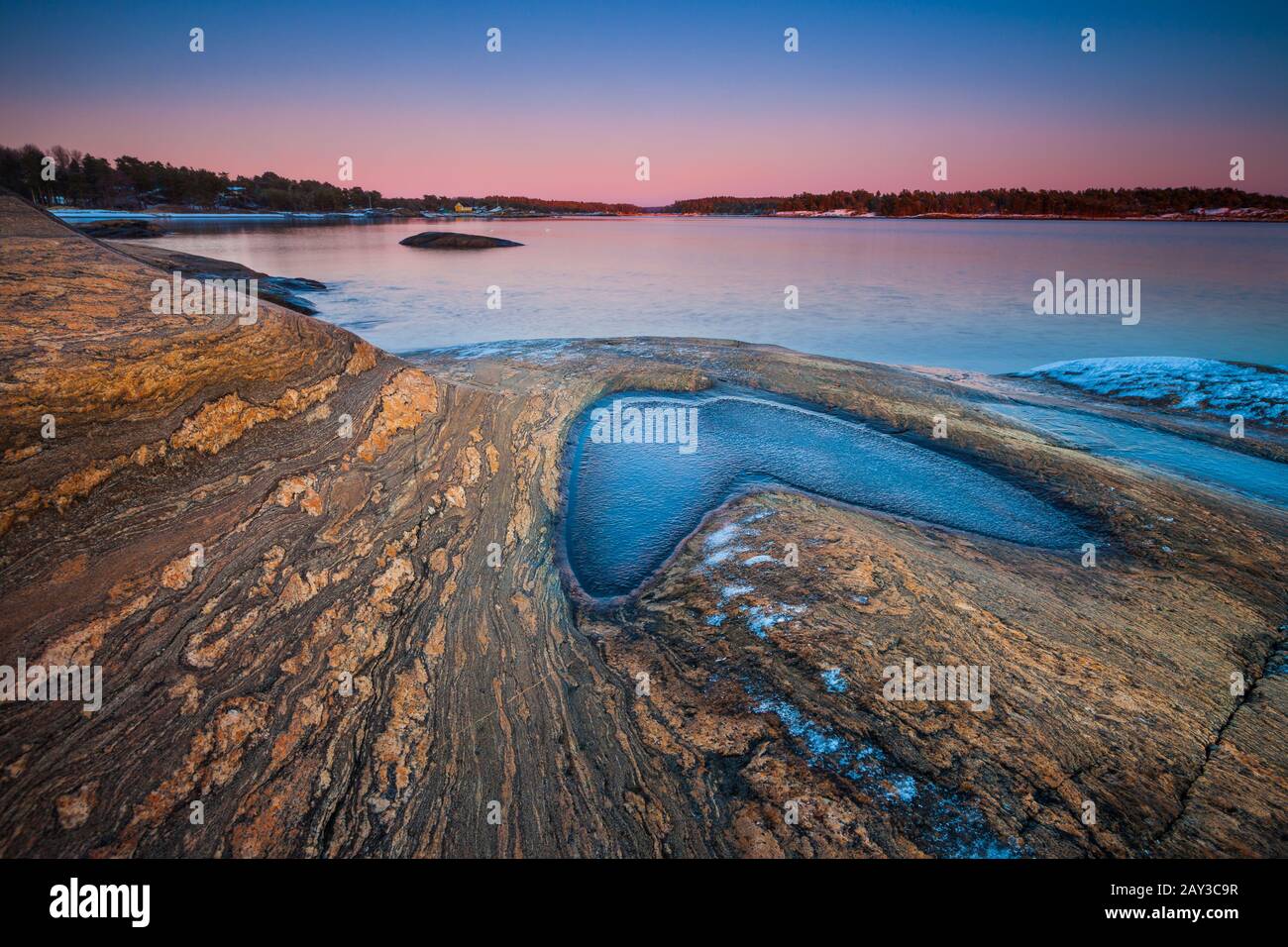Schöner Winterabend am Oslofjord in Oven in der Råde Kommune, Østfold, Norwegen. Stockfoto
