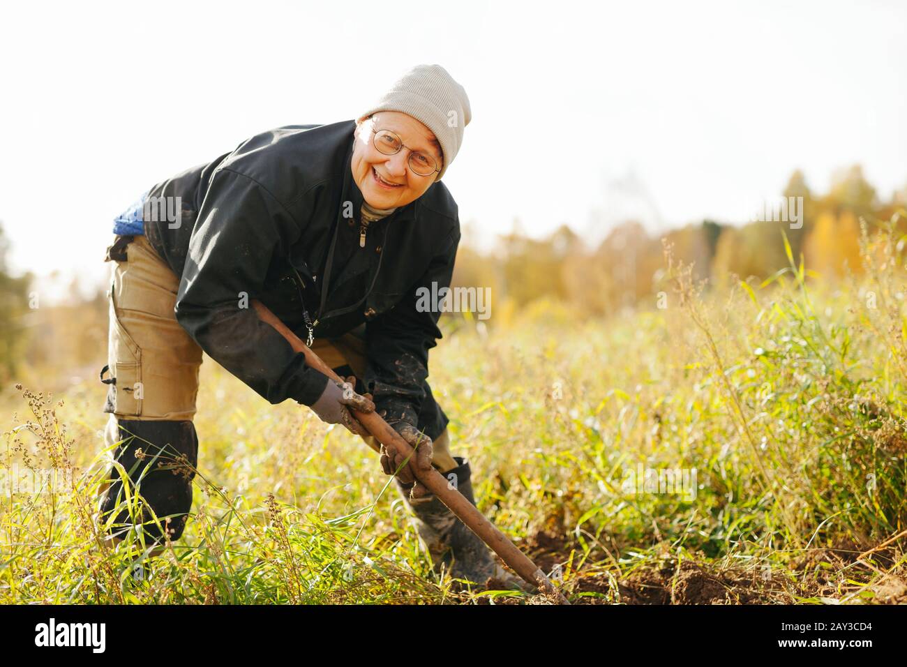 Lächelnde Frau auf dem Feld Stockfoto