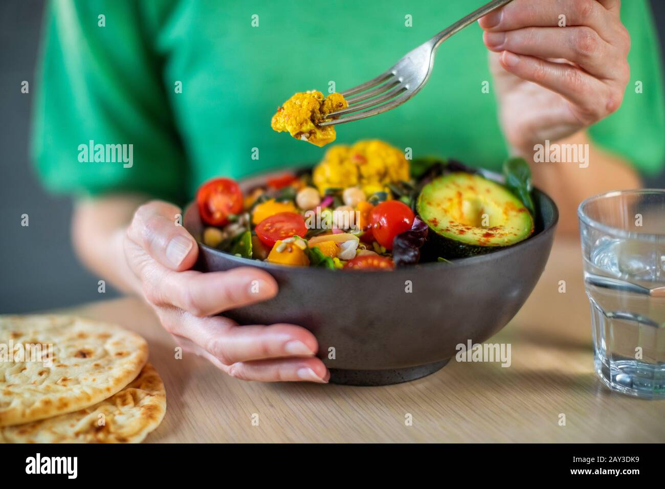 Nahaufnahme Der Frau, Die In Bowl Eine Gesunde Vegan-Mahlzeit Isst Stockfoto