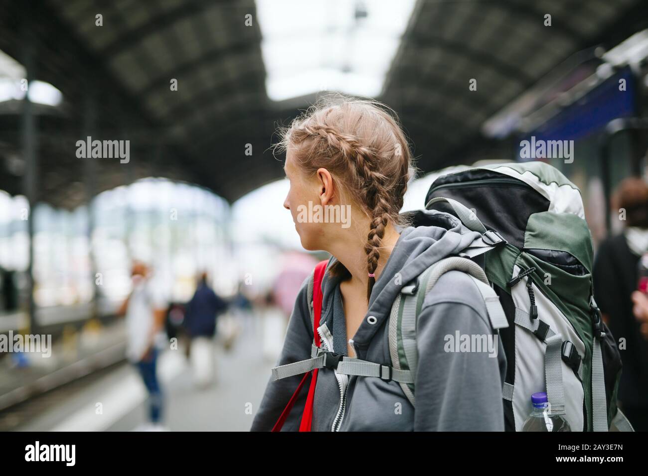 Frau am Bahnhof Stockfoto