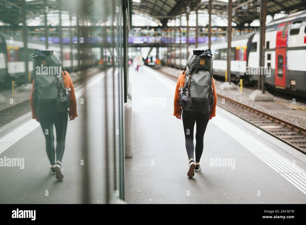 Frau am Bahnhof Stockfoto