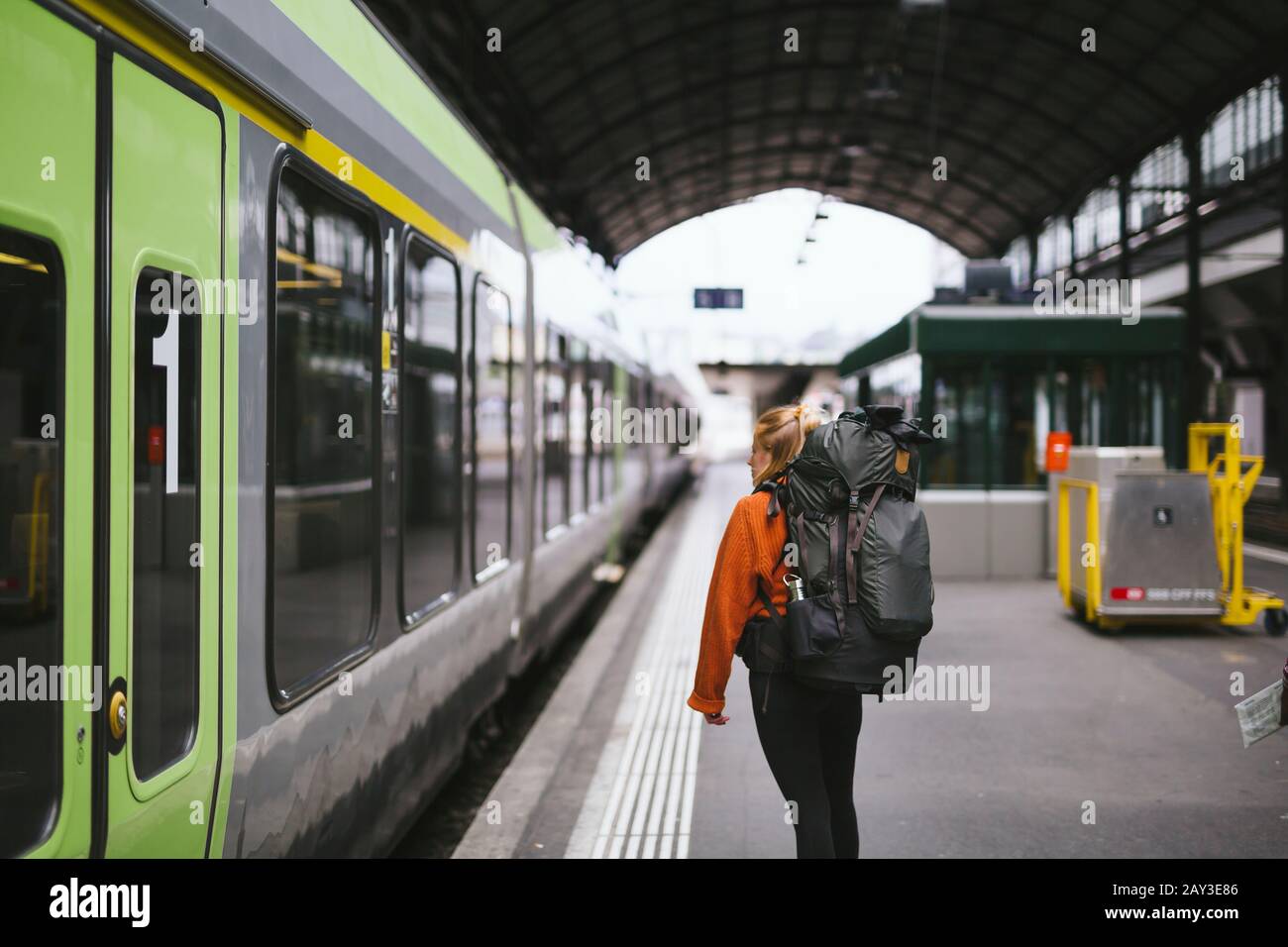 Frau am Bahnhof Stockfoto