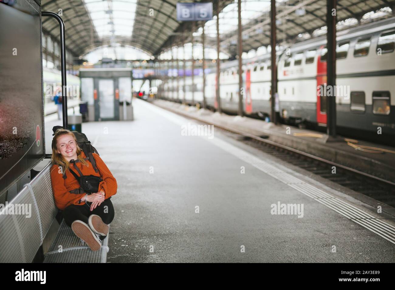 Frau am Bahnhof Stockfoto
