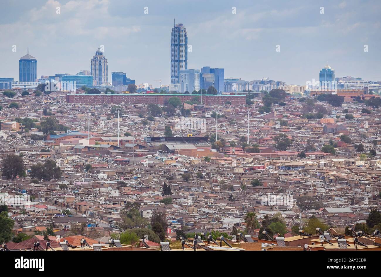 Johannesburg, Südafrika, 4. Oktober - 2019: Blick über Alexander Township in Richtung Sandton. Stockfoto