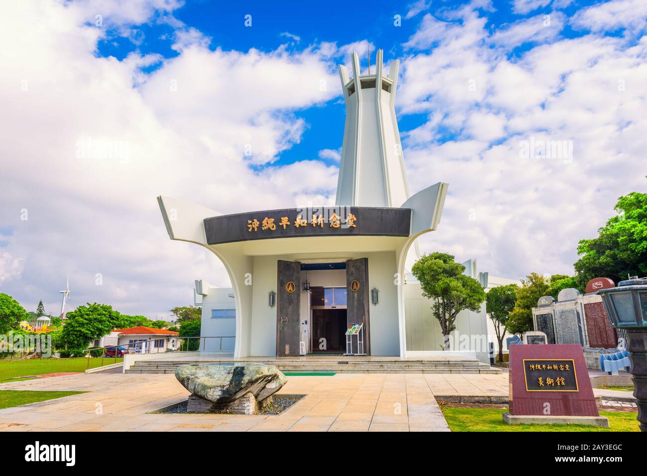 Okinawa, JAPAN - 24. MÄRZ 2017: Die Friedenshalle Okinawa. Die Halle ist Teil des Peace Memorial Park, der der Schlacht von Okinawa gewidmet ist Stockfoto
