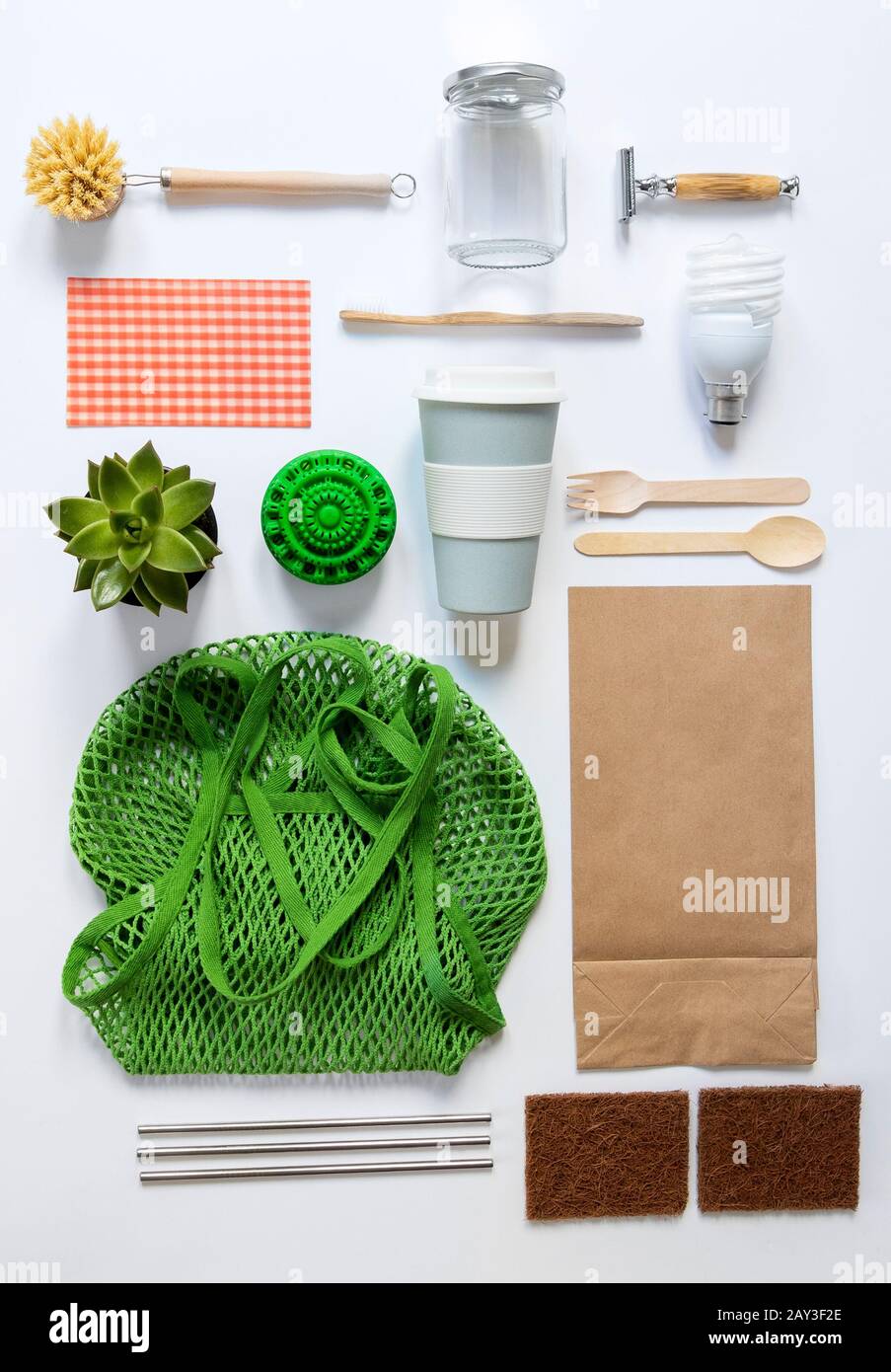 Flacher Laienschuss Aus Umweltfreundlichen Kunststoffprodukten Mit Wiederverwendbaren Oder Nachhaltigen Zero Waste Produkten Auf Holzhintergrund Mit Holzhals-Besteckpapier Aus Holzhalmen Stockfoto