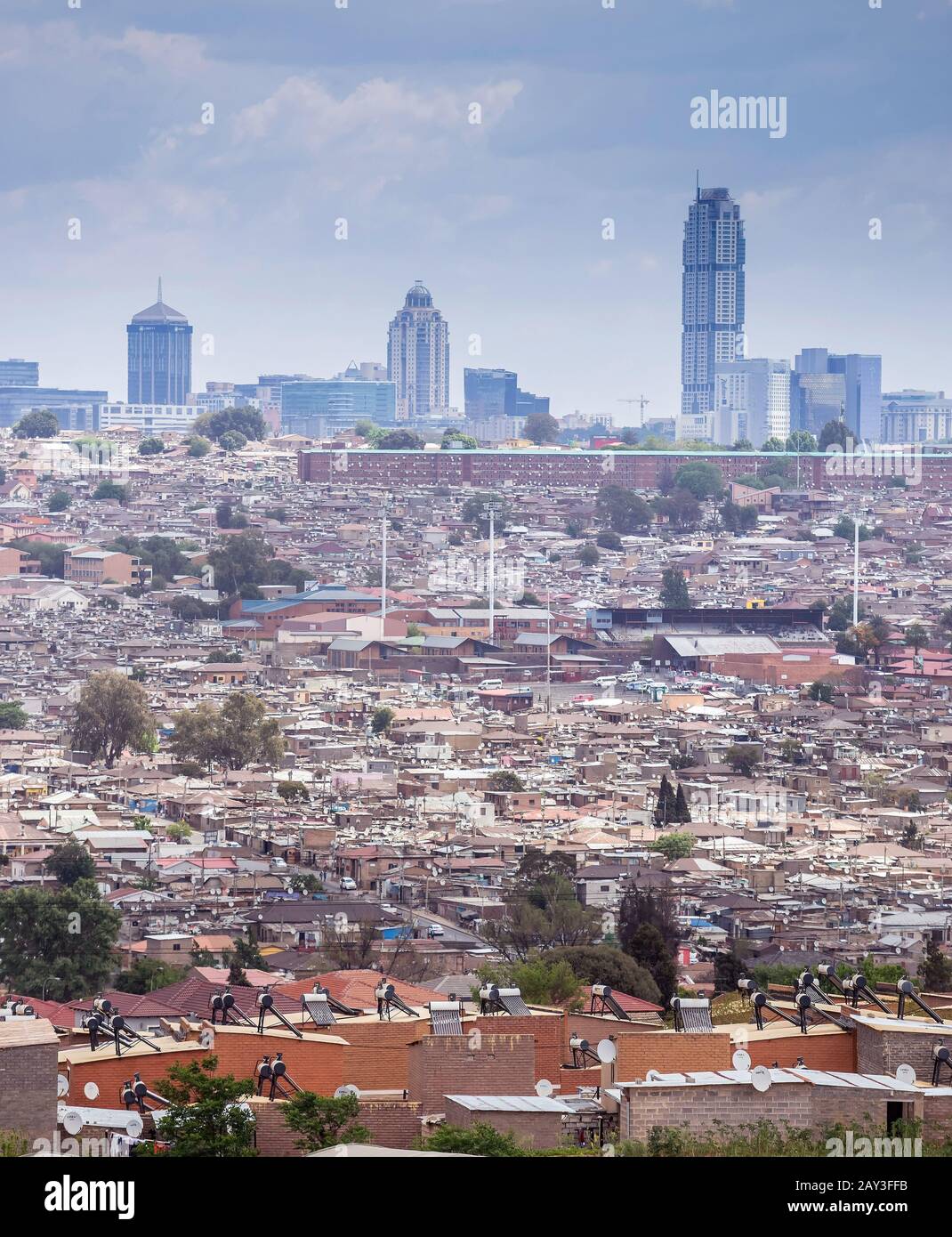 Johannesburg, Südafrika, 4. Oktober - 2019: Blick über Alexander Township in Richtung Sandton. Stockfoto