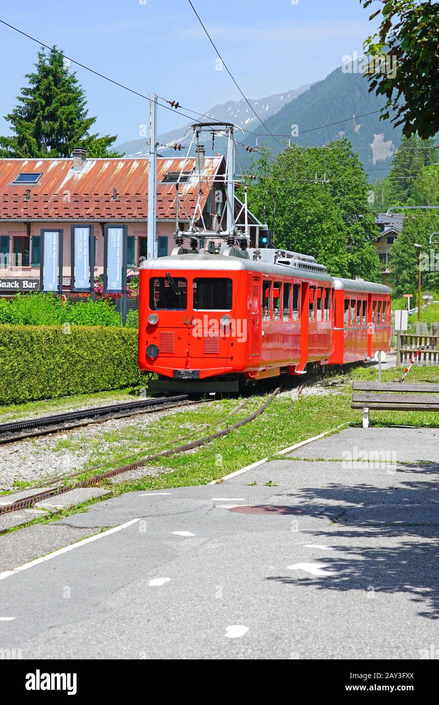 CHAMONIX, Frankreich-26 Jun 2019 - Ansicht der Chemin de Fer du Montenvers, ein wenig rot touristische Eisenbahn von Chamonix nach Montenvers in Frankreich in der Nähe von Stockfoto