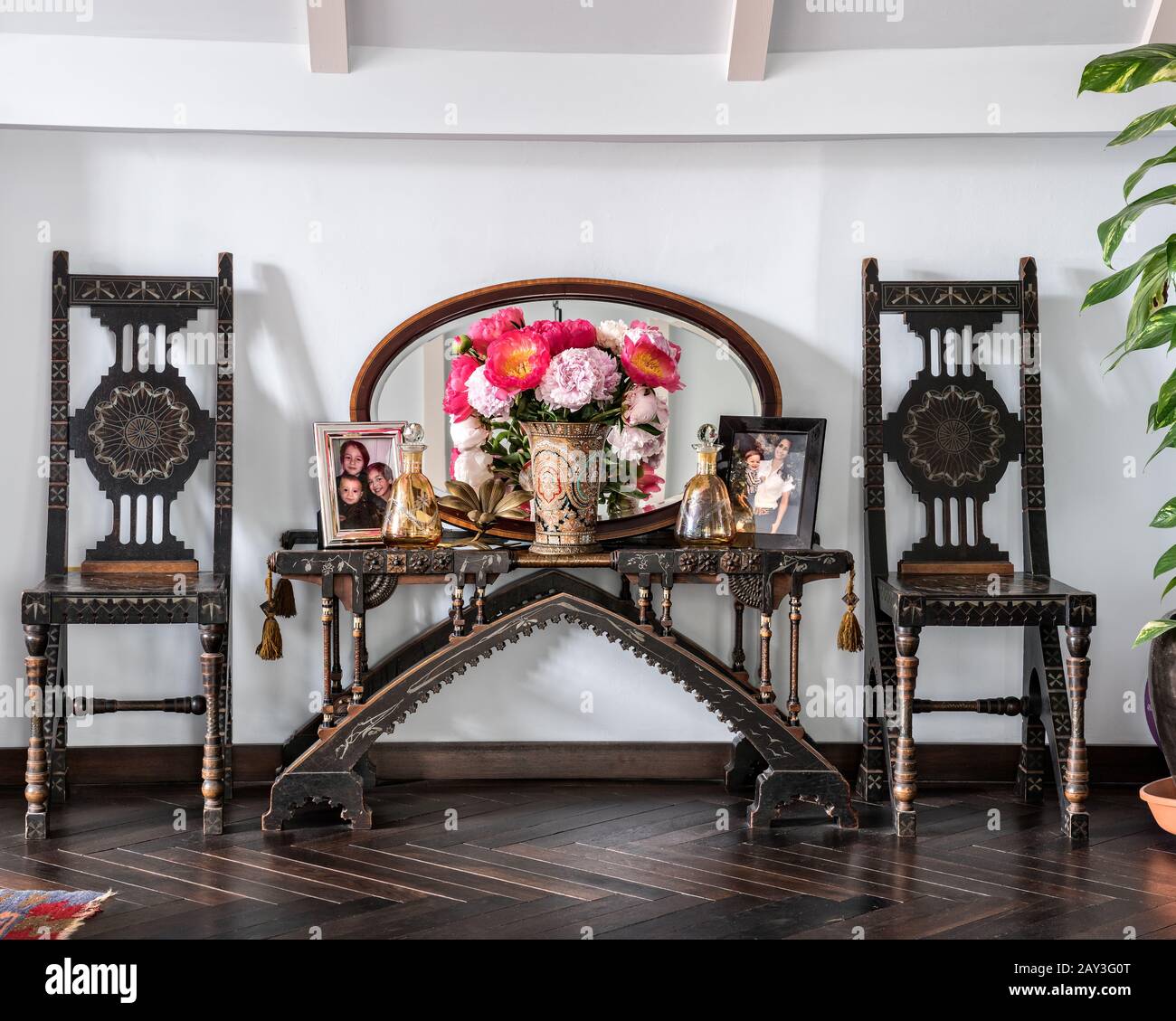 Blumen auf orientalischem Tisch mit Stühlen Stockfoto